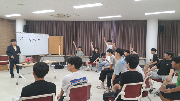 익산 원광고등학교(교장 신용철)가 자기주도학습력 향상을 위한 진로리더십 캠프를 진행했다. 자기주도학습력과 자존감을 쑥쑥 올리는 이번 캠프는 원광고 학생들을 활짝 웃게 했다.@아시아뉴스전북(전북교육청)