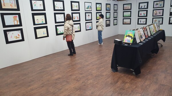 15일 시민들이 전주수목원을 찾아 '마음 숲에 피는 그림 동화 전시회'를 관람하고 있다. @아시아뉴스전북=이두현 기자