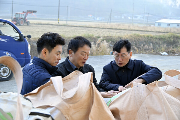 최훈식 장수군수가 24일 산서면 2025년산 공공비축미 건조벼 매입 현장을 방문해 농가들과 관계자들을 만나 올해 수매 현황을 점검하고 있다.@아시아뉴스전북