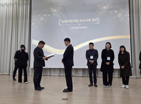 익산시는 25일 농촌진흥청이 주관한 '2025년 농촌자원사업 성과확산 경진대회'에서 기관부문과 농촌 융복합 상품화 모델 부문의 최우수상을 수상했다.@아시아뉴스전북