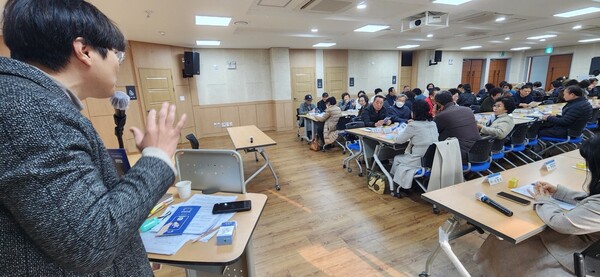 익산시는 25일 행정복지센터를 방문해 시민들에게 앱의 주요 기능과 사용방법을 안내했다.@아시아뉴스전북